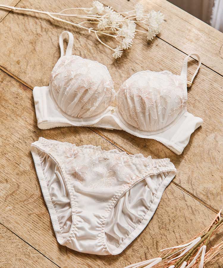 ⭐︎最高級ランジェリーi.d.sarrieriヌードベージュの煌びやな刺繍ショーツ ⭐︎最高級ランジェリーi.d.sarrieriヌードベージュの煌びやな刺繍