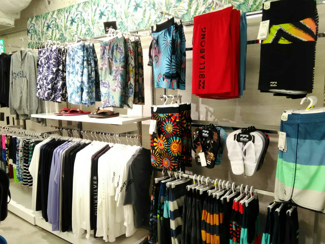 西武渋谷モヴィーダ店 メンズもご用意あります 日本最大級の水着が揃うai アイ スクウェア