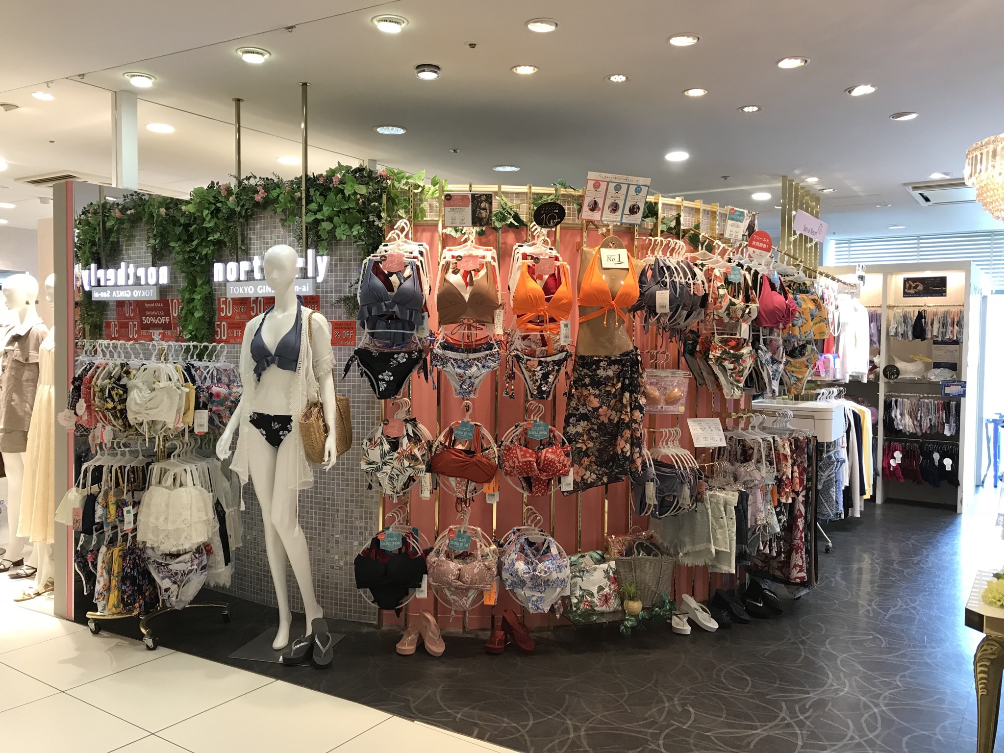 福岡ソラリアプラザ 日本最大級の水着が揃うai アイ スクウェア Part 2