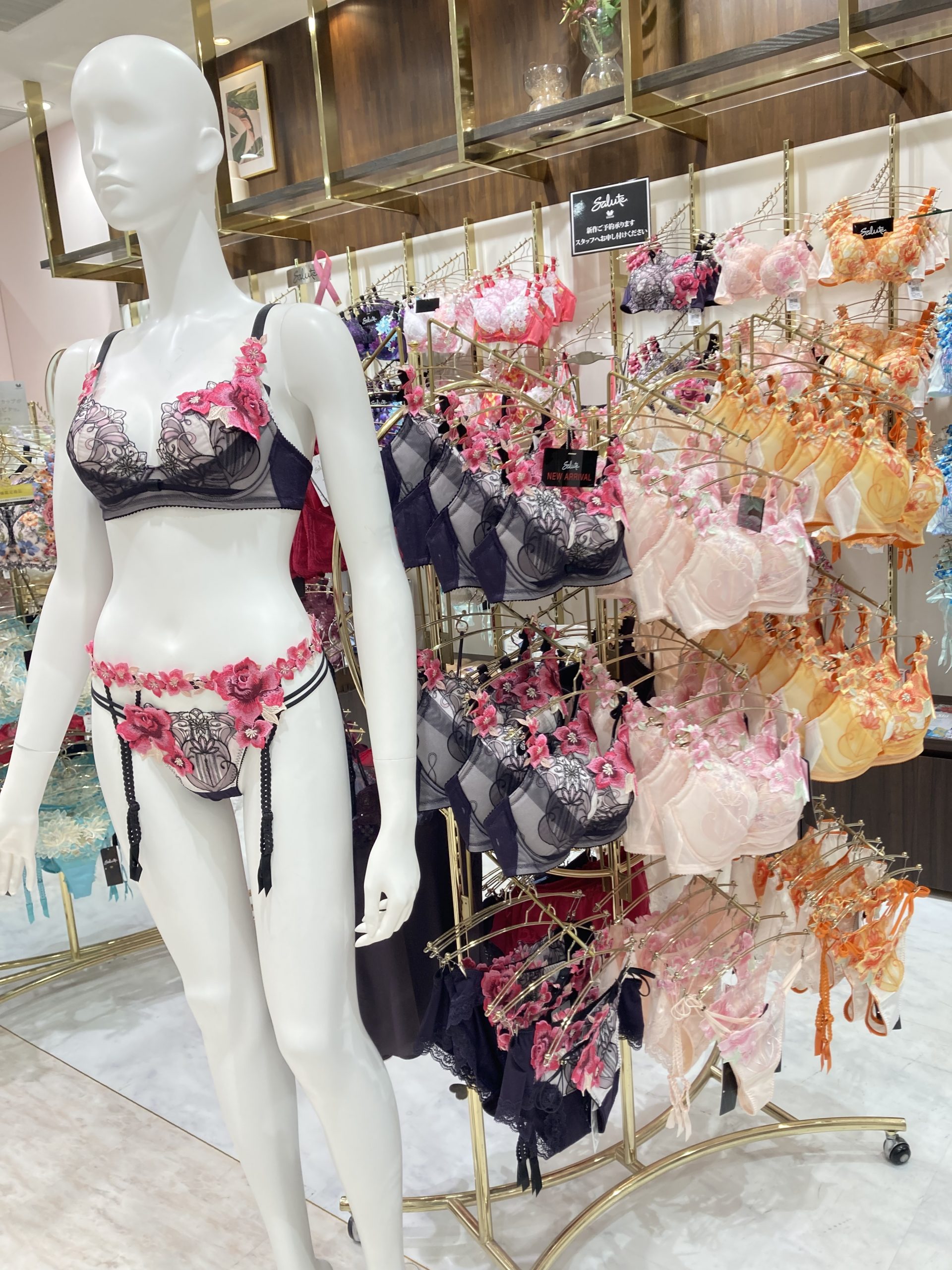 大阪・梅田HEP FIVE店】Wacoalサルートお取り扱いしております - 日本